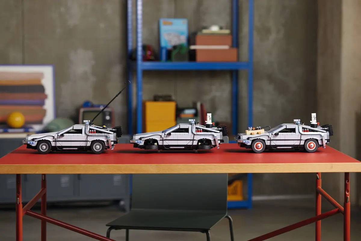 LEGO Icons 10300 Back to the Future Time Machine set, image 3