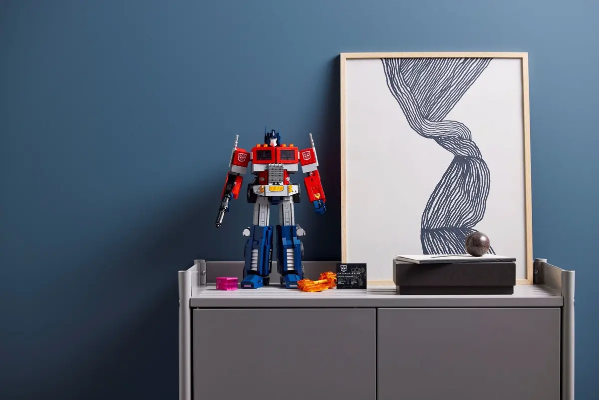 LEGO Icons 10302 Optimus Prime set, image 3