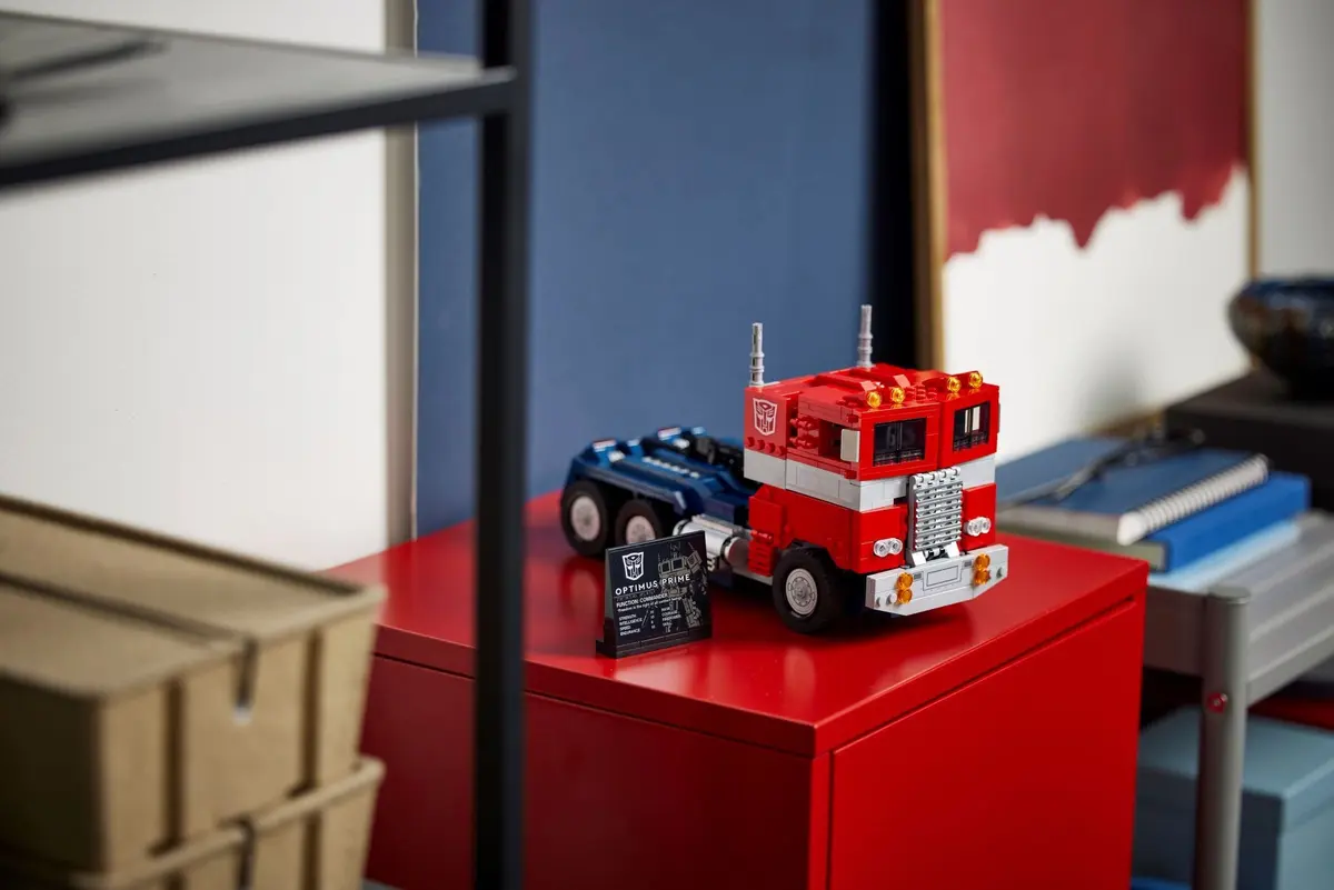 LEGO Icons 10302 Optimus Prime set, image 4