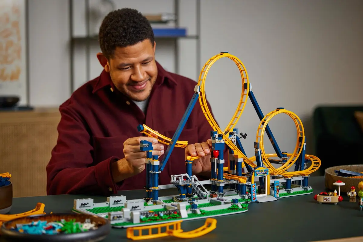 LEGO Icons 10303 Loop Coaster set, image 3