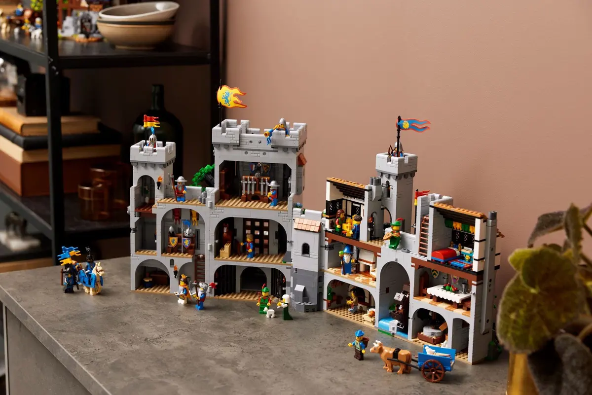 LEGO Icons 10305 Lion Knights' Castle set, image 7
