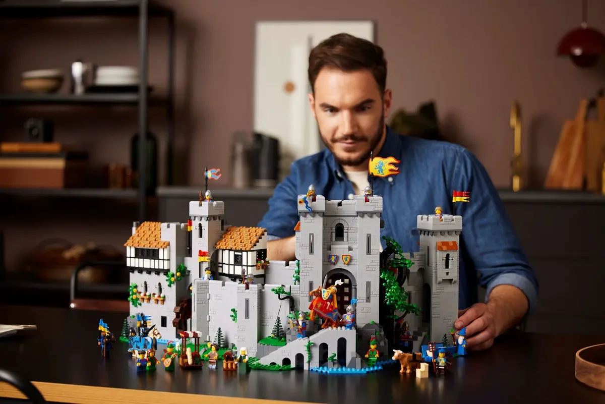 LEGO Icons 10305 Lion Knights' Castle set, image 6