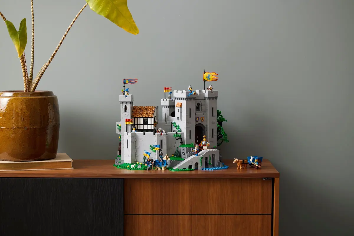 LEGO Icons 10305 Lion Knights' Castle set, image 8