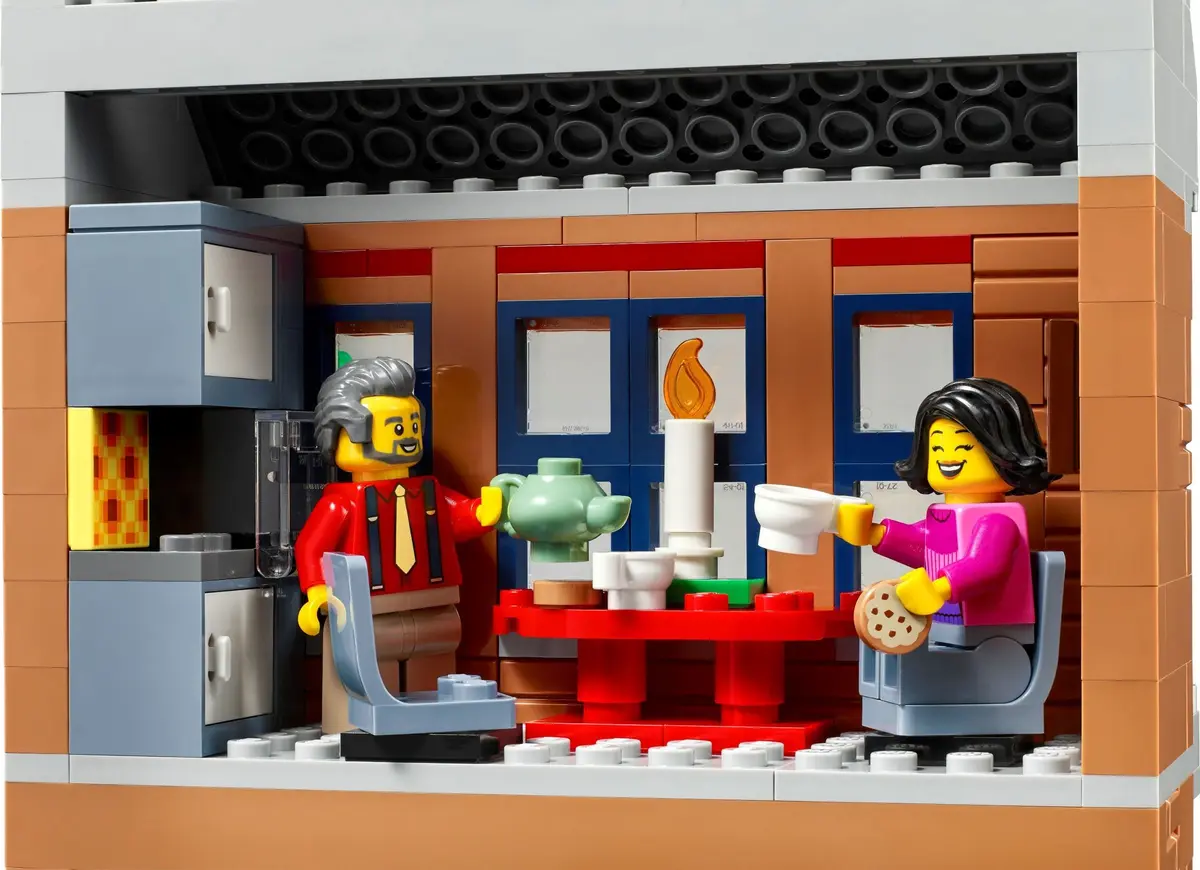 LEGO Icons 10308 Holiday Main Street set, image 7