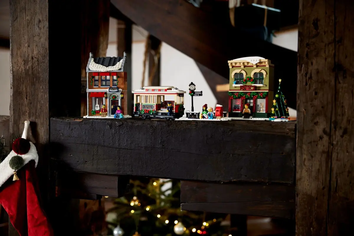 LEGO Icons 10308 Holiday Main Street set, image 4