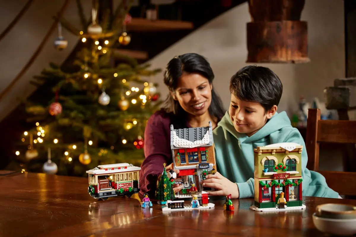 LEGO Icons 10308 Holiday Main Street set, image 13
