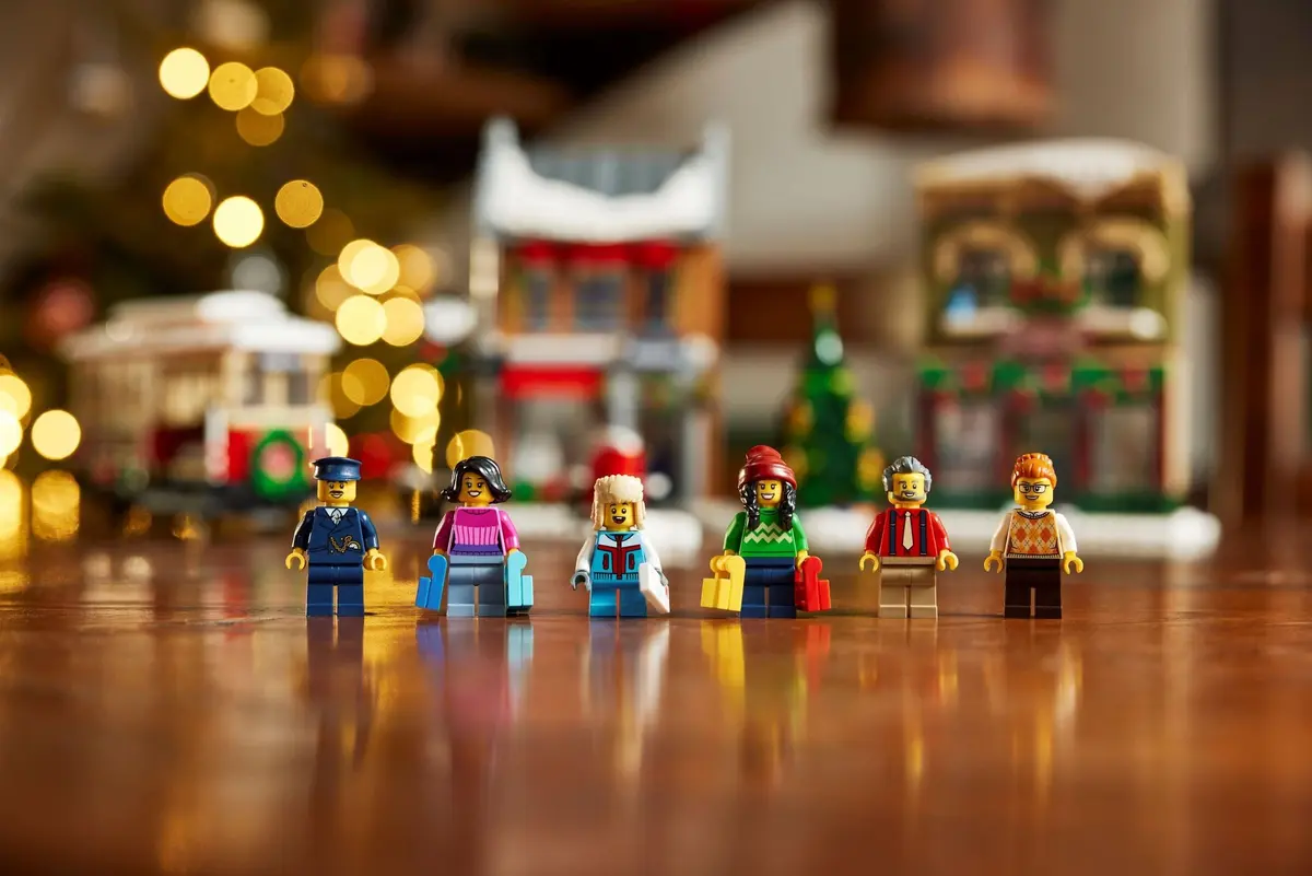 LEGO Icons 10308 Holiday Main Street set, image 3