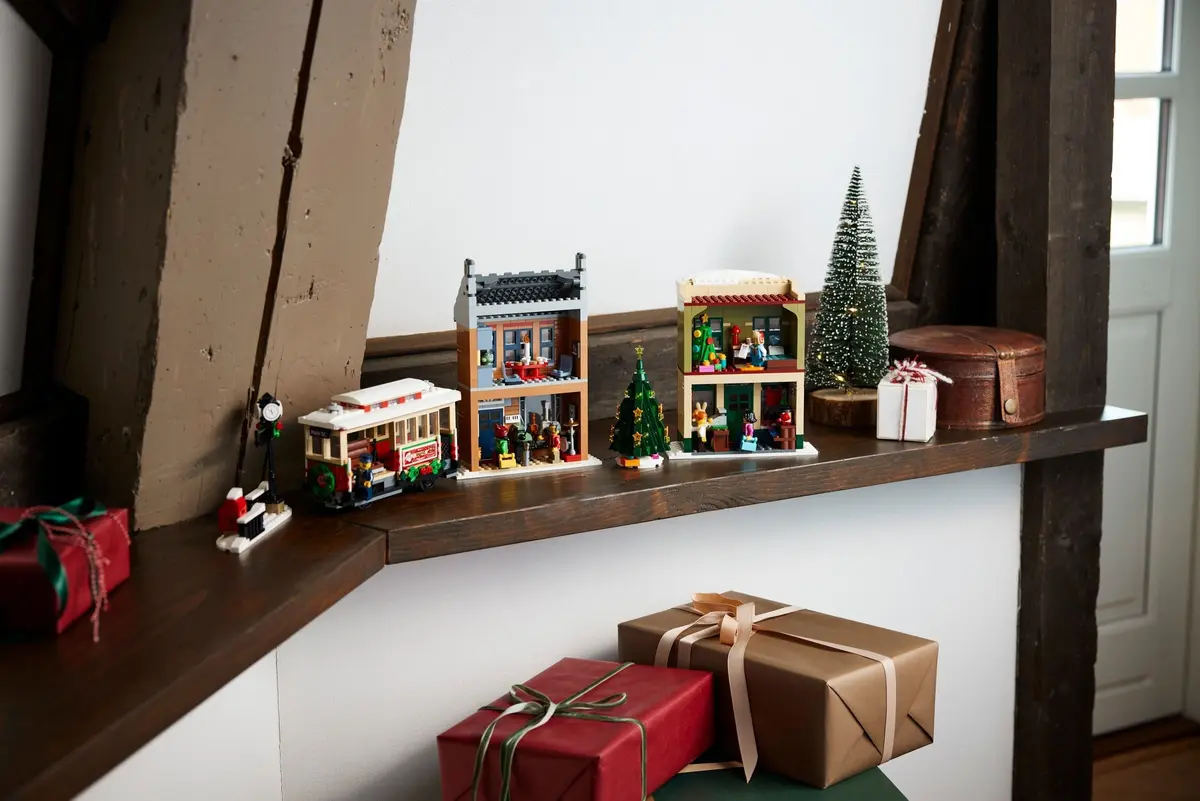 LEGO Icons 10308 Holiday Main Street set, image 5