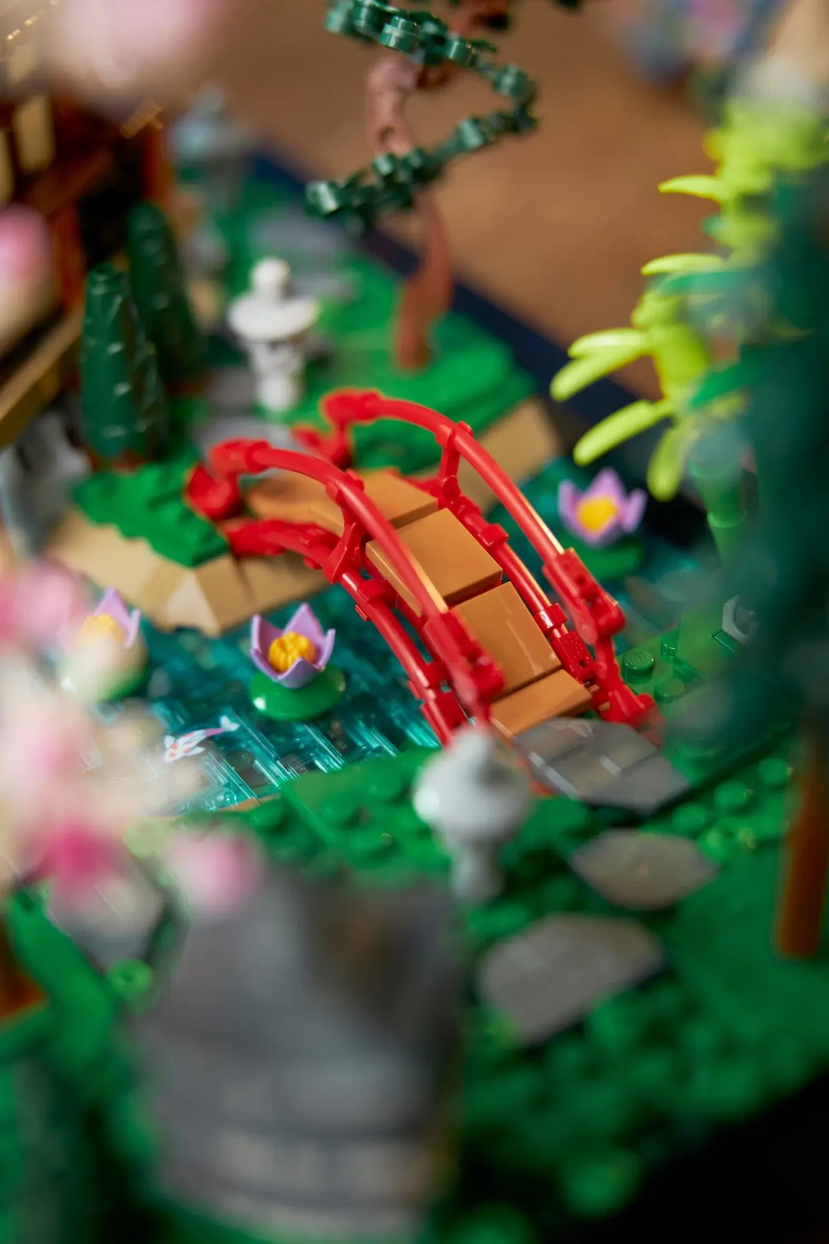 LEGO Icons 10315 Tranquil Garden set, image 6