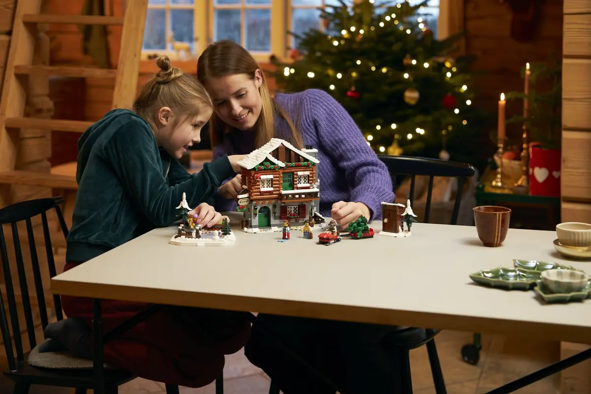 LEGO Icons 10325 Alpine Lodge set, image 5