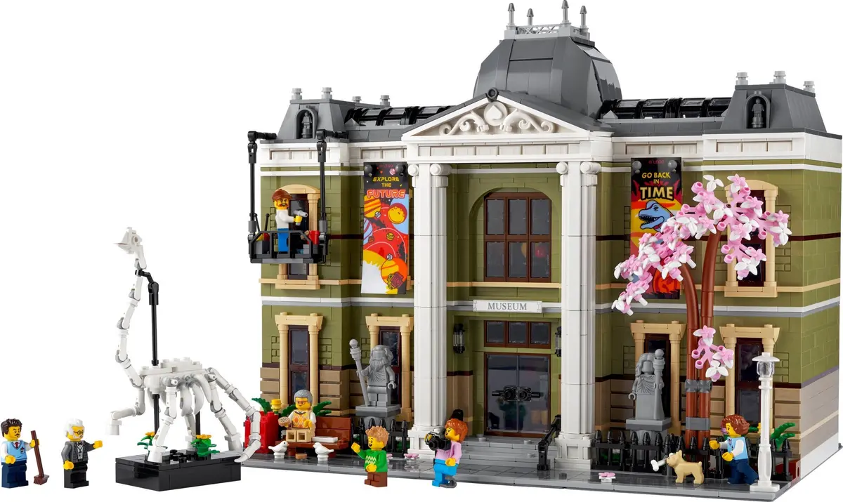 LEGO Icons 10326 Natural History Museum set