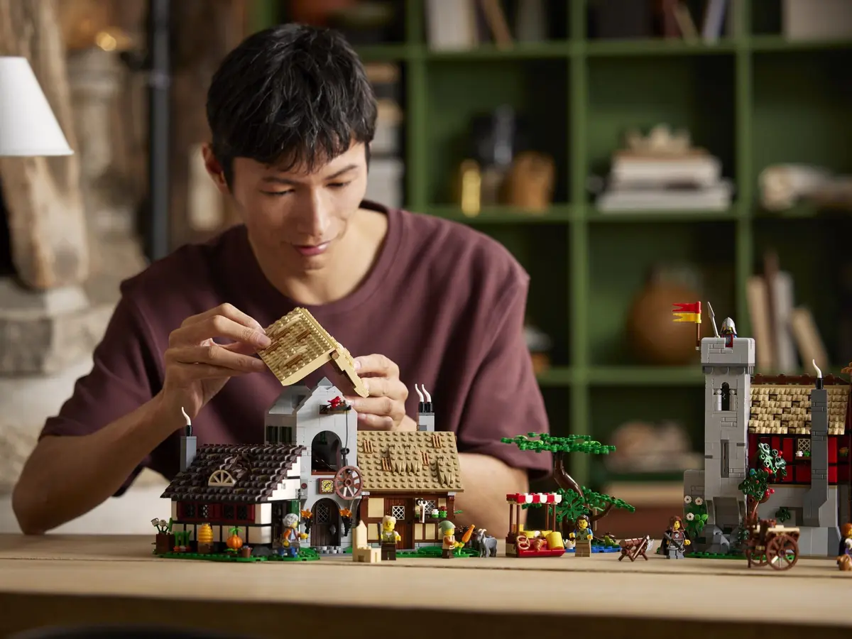 LEGO Icons 10332 Medieval Town Square set, image 13