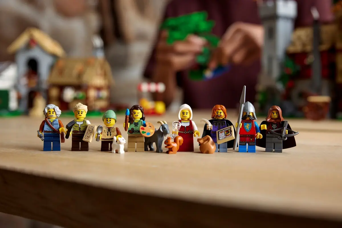LEGO Icons 10332 Medieval Town Square set, image 5