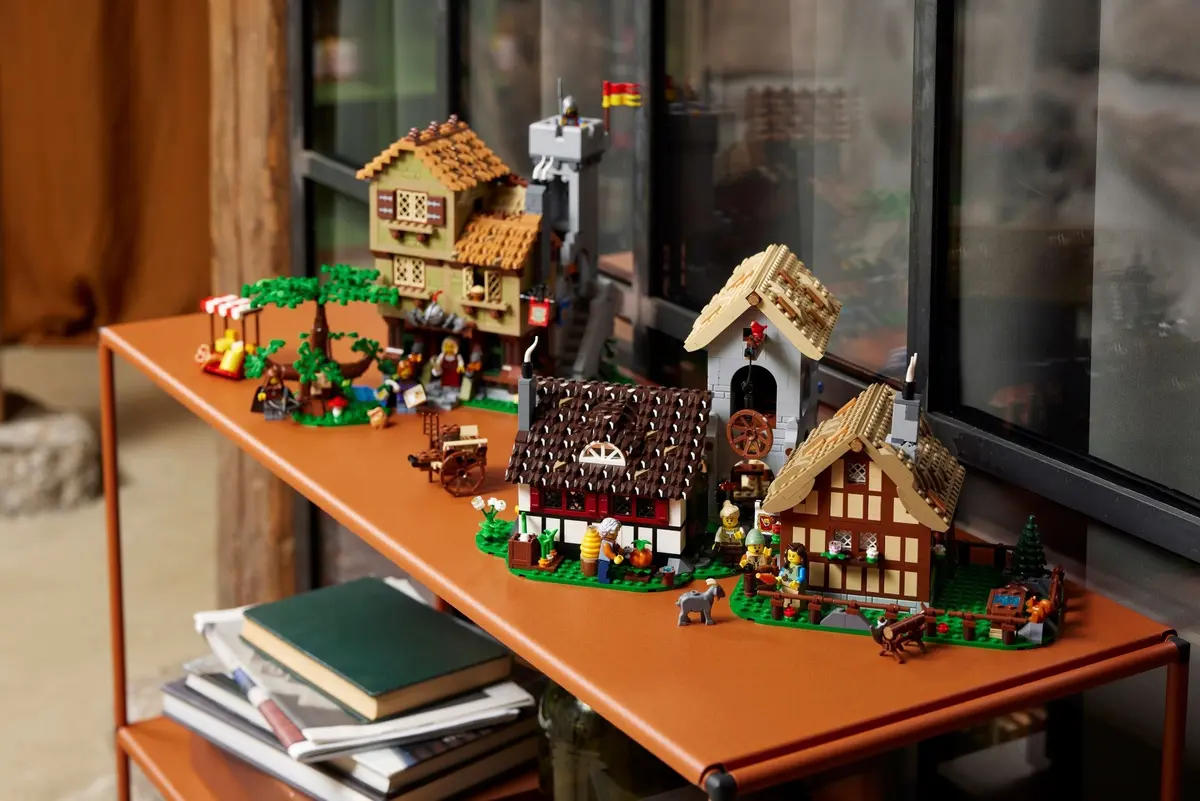 LEGO Icons 10332 Medieval Town Square set, image 4