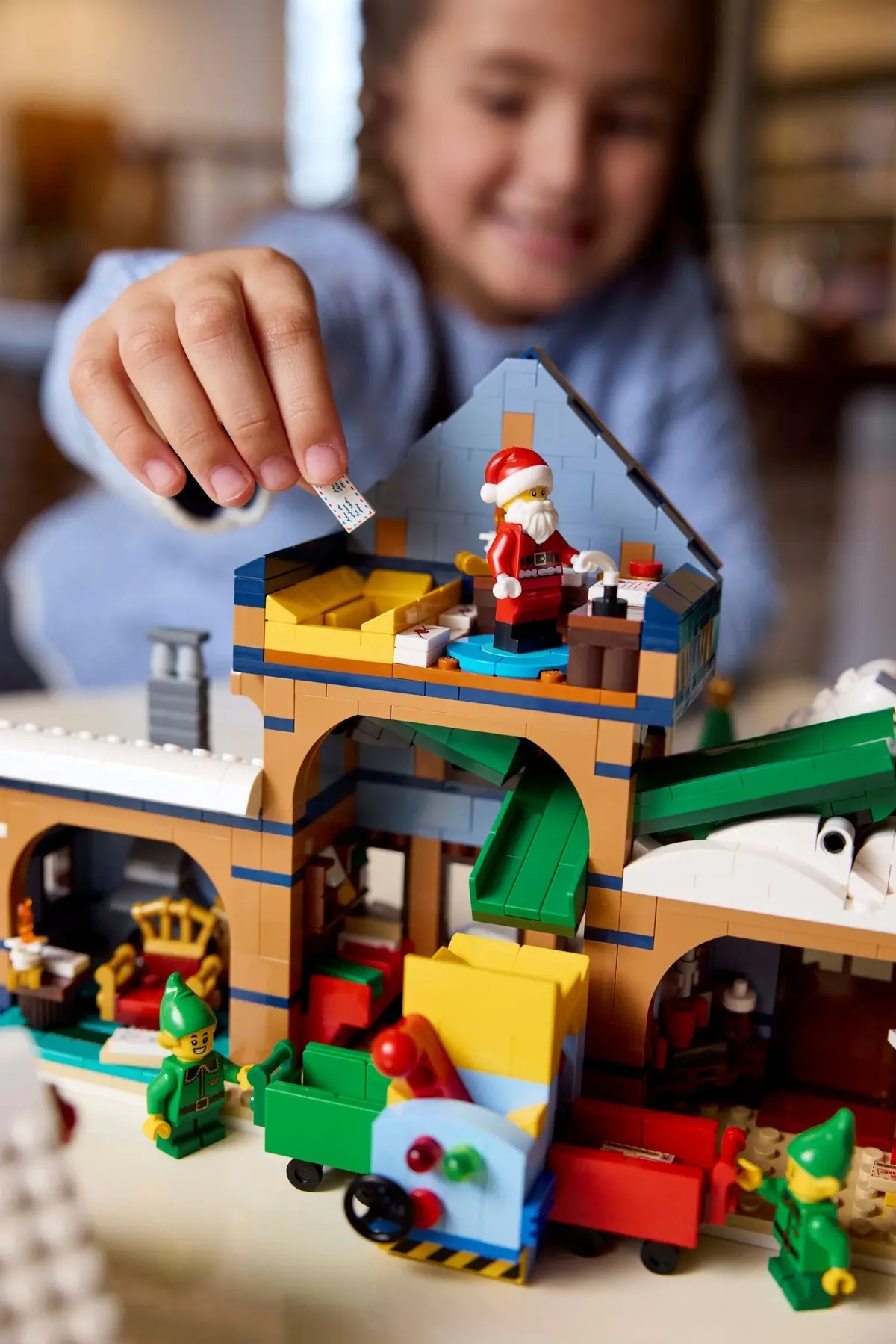 LEGO Icons 10339 Santa's Post Office set, image 12