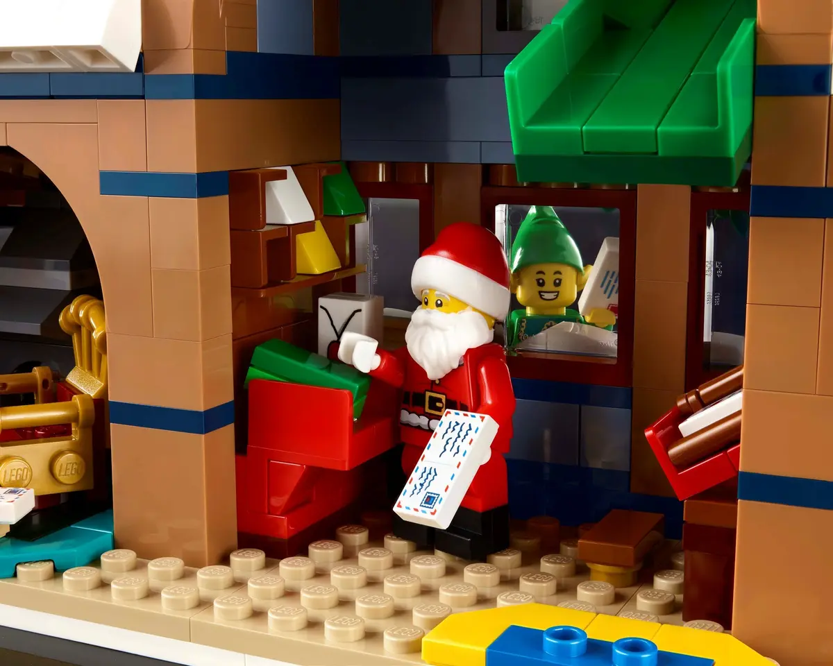 LEGO Icons 10339 Santa's Post Office set, image 6
