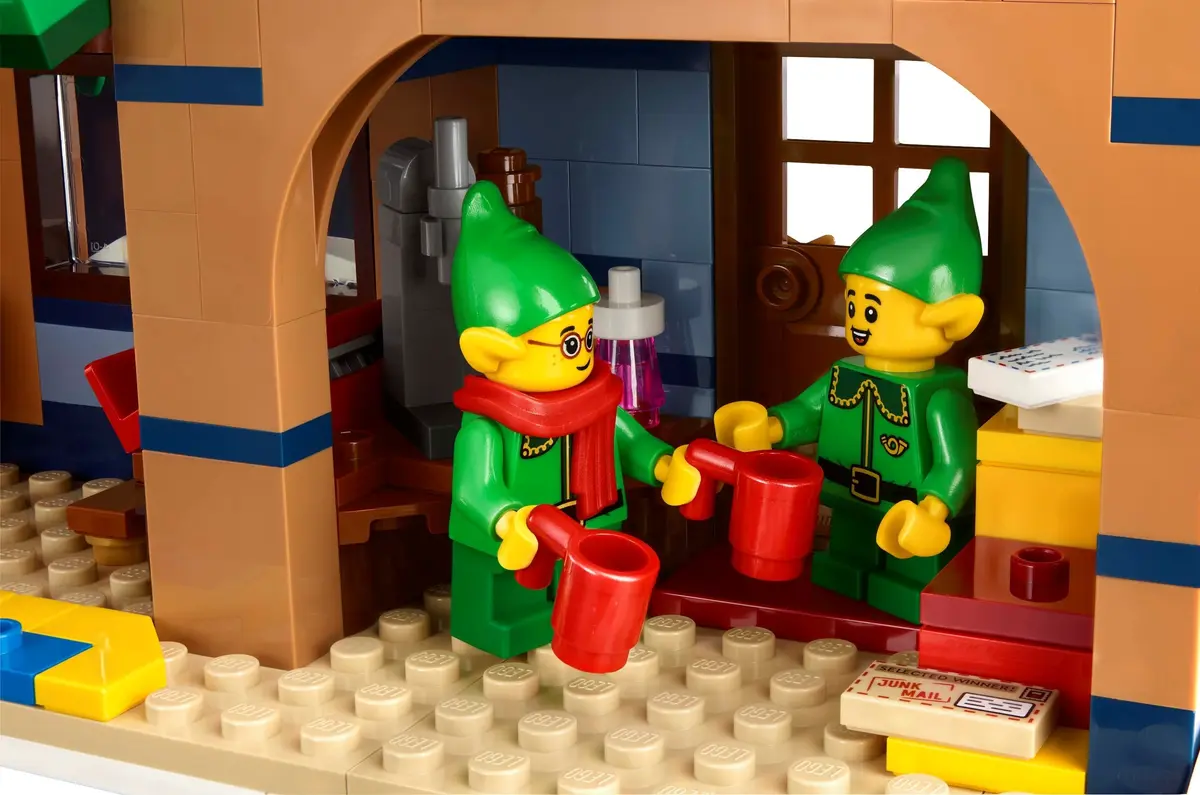 LEGO Icons 10339 Santa's Post Office set, image 5