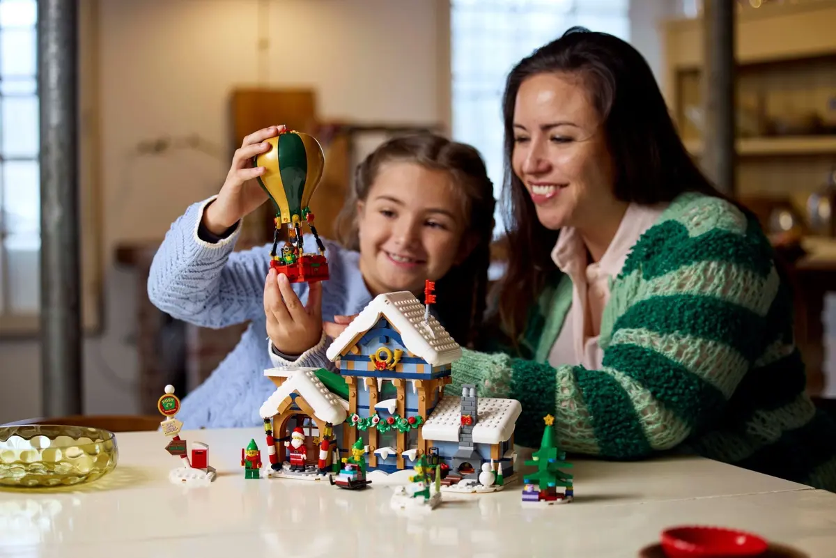 LEGO Icons 10339 Santa's Post Office set, image 13