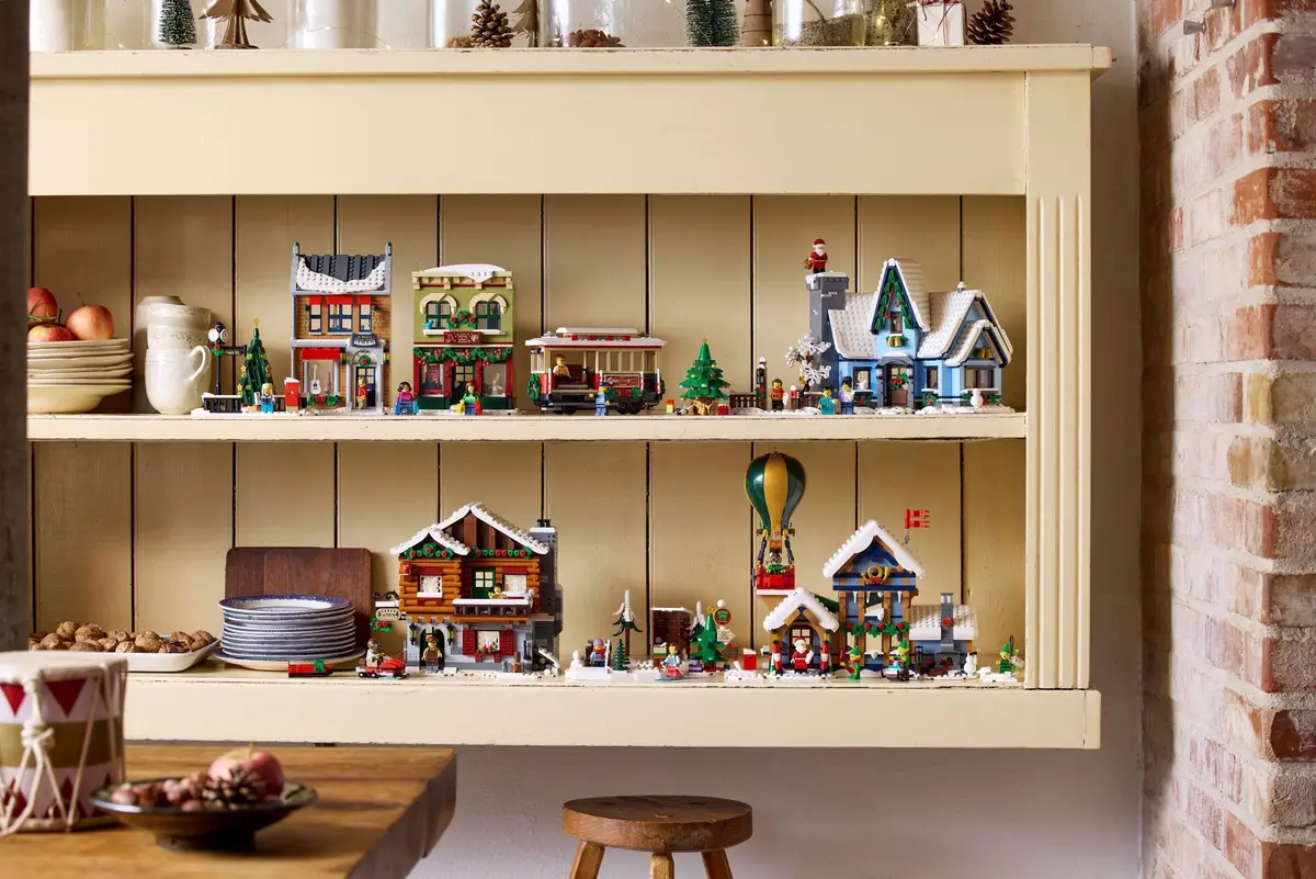 LEGO Icons 10339 Santa's Post Office set, image 2