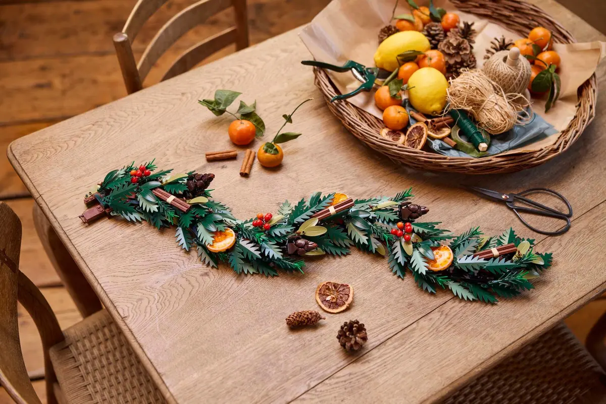 LEGO Icons 10340 Wreath set, image 7