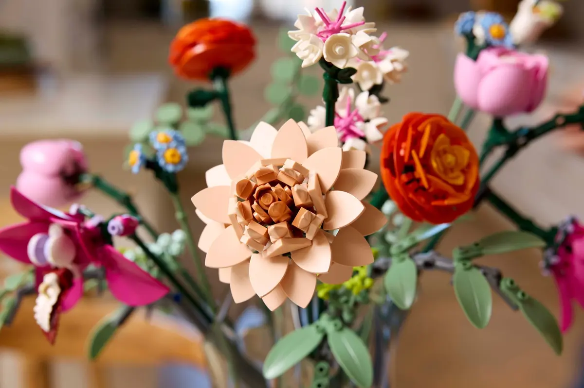 LEGO Botanicals 10342 Pretty Pink Flower Bouquet set, image 5