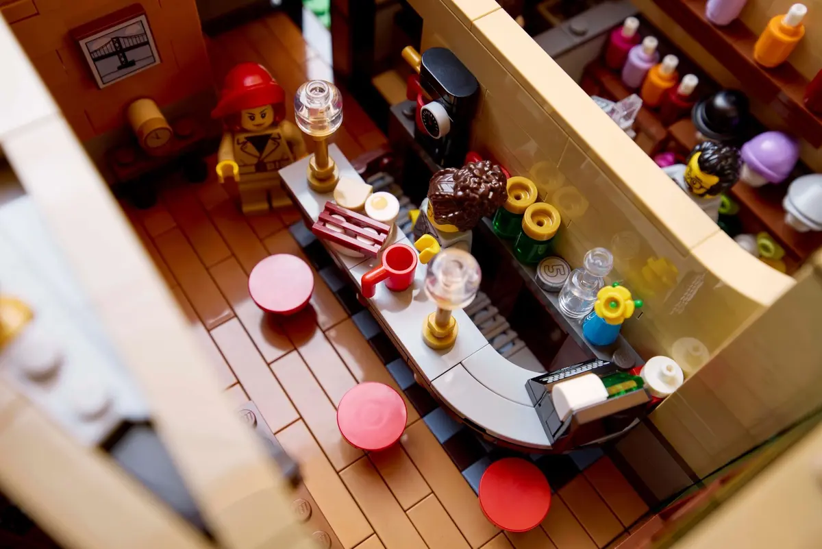 LEGO Icons 10350 Tudor Corner set, image 6