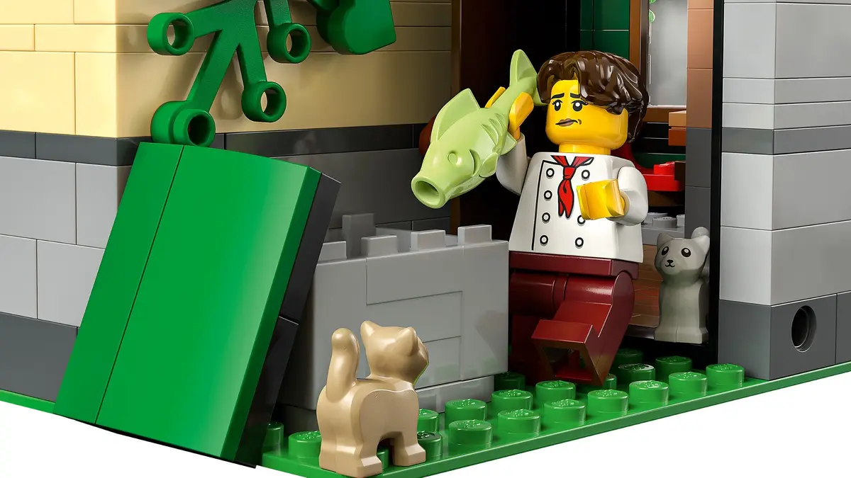 LEGO Icons 10350 Tudor Corner set, image 12