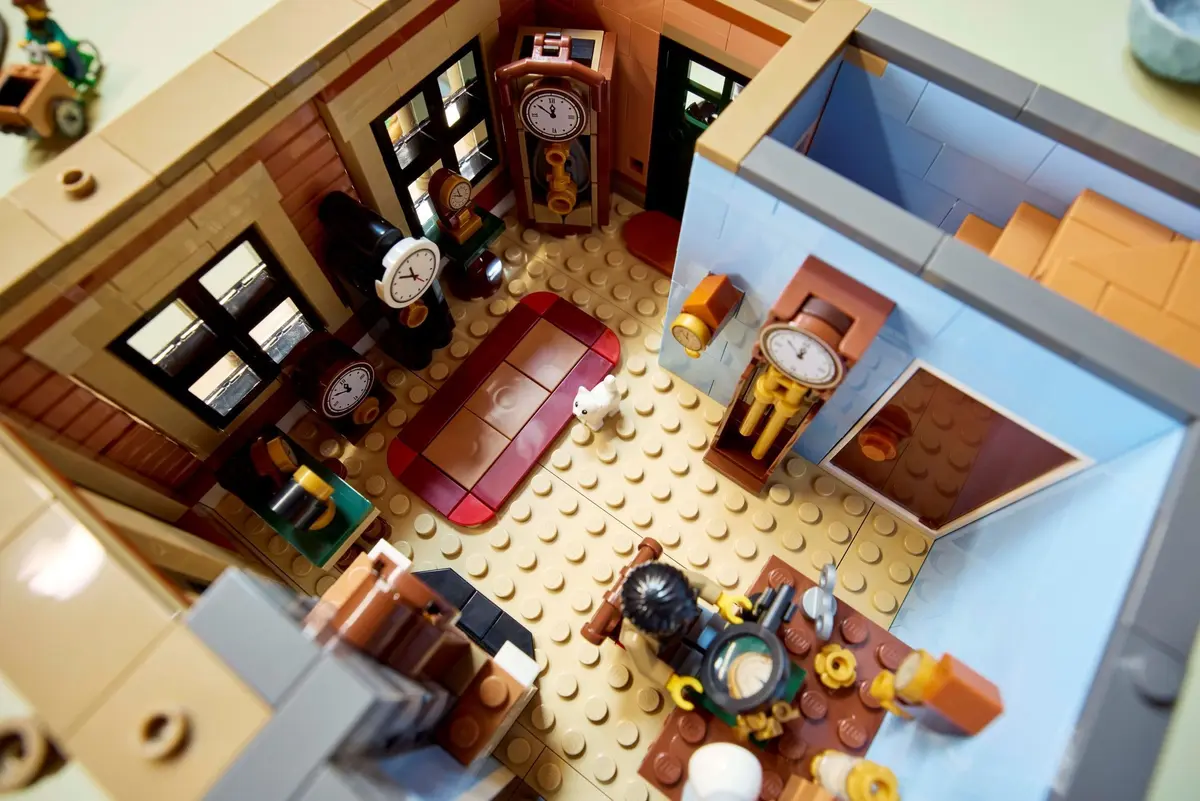 LEGO Icons 10350 Tudor Corner set, image 7