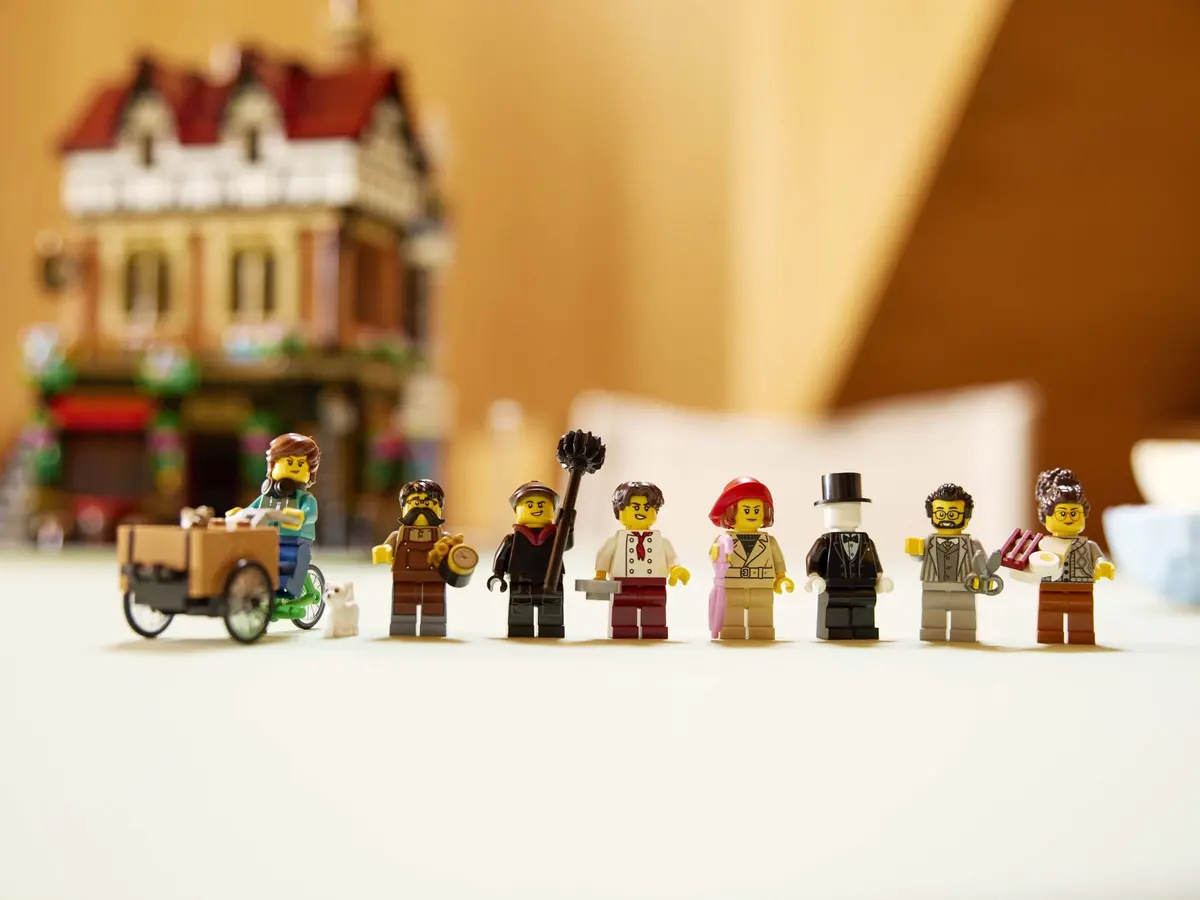 LEGO Icons 10350 Tudor Corner set, image 5