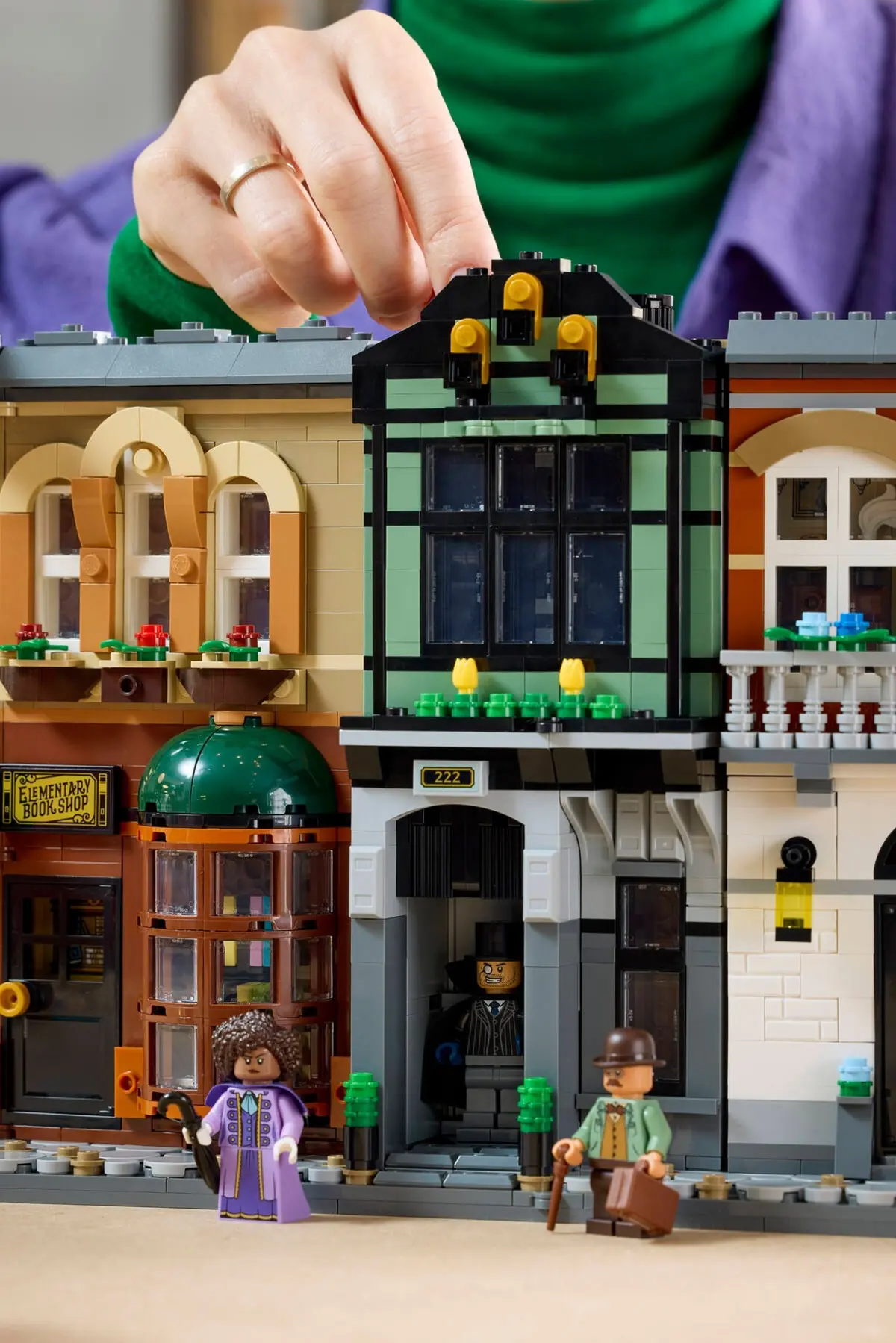 LEGO Icons 10351 Sherlock Holmes: Book Nook set, image 4