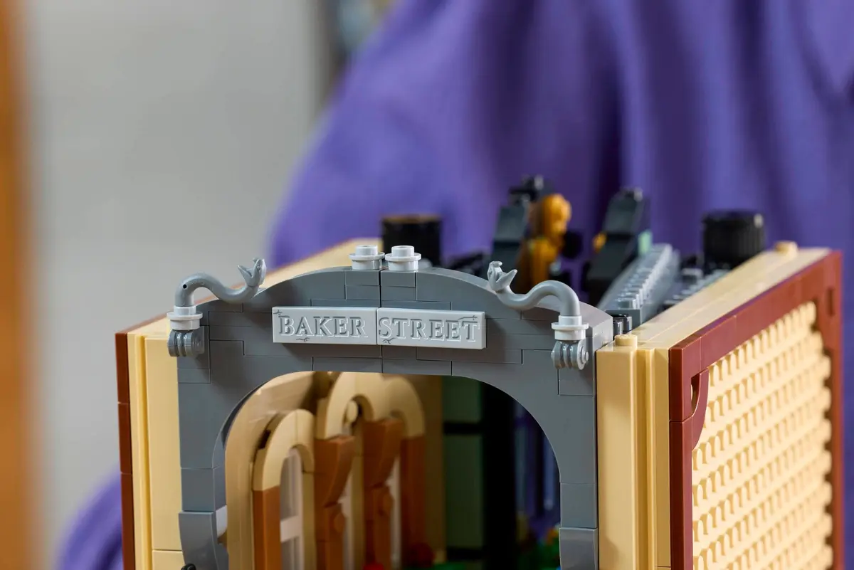 LEGO Icons 10351 Sherlock Holmes: Book Nook set, image 6