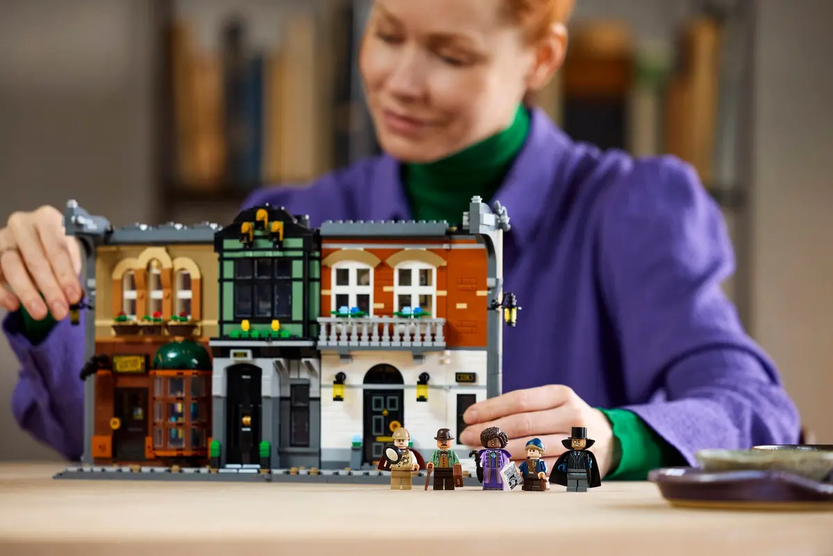 LEGO Icons 10351 Sherlock Holmes: Book Nook set, image 7