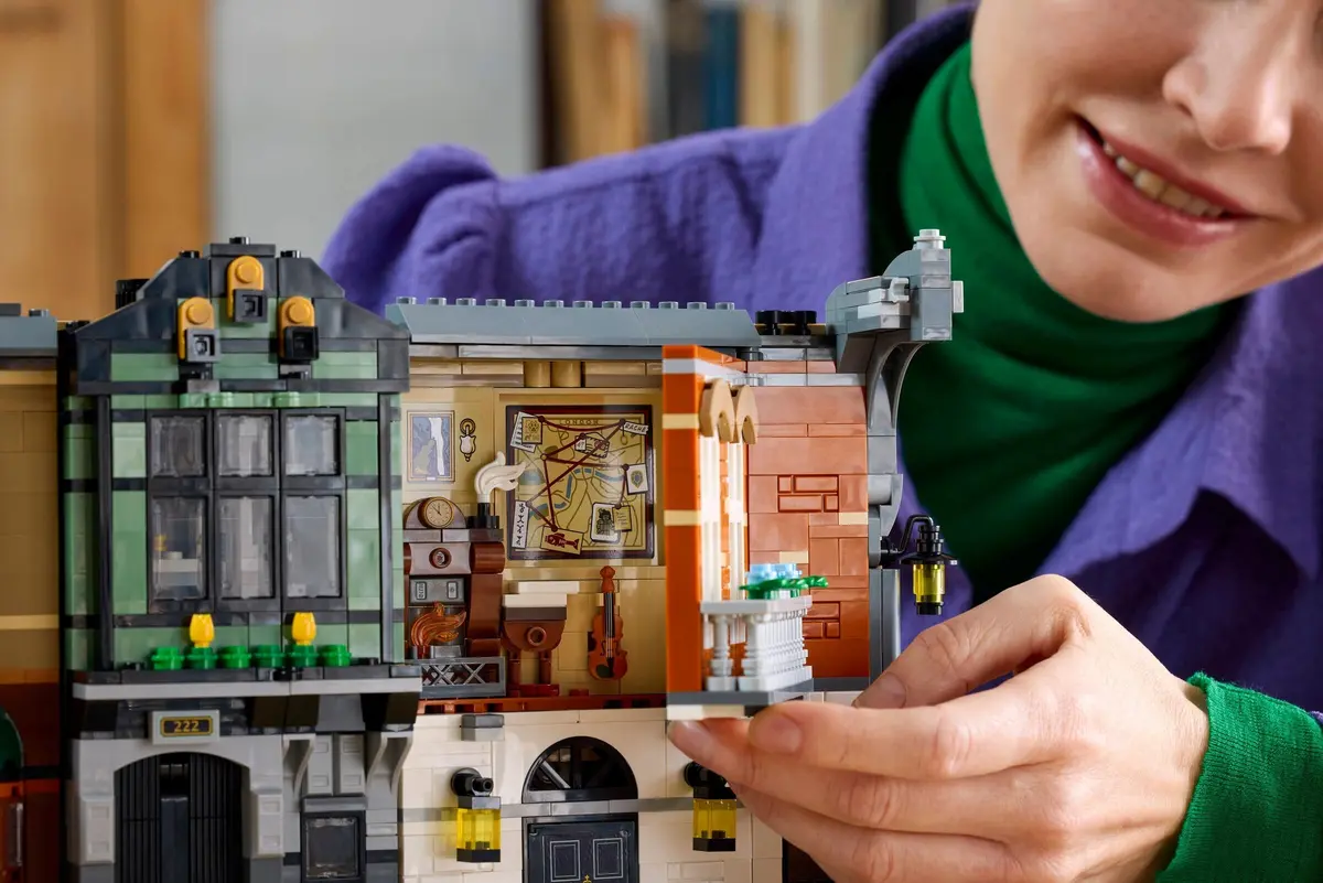 LEGO Icons 10351 Sherlock Holmes: Book Nook set, image 5