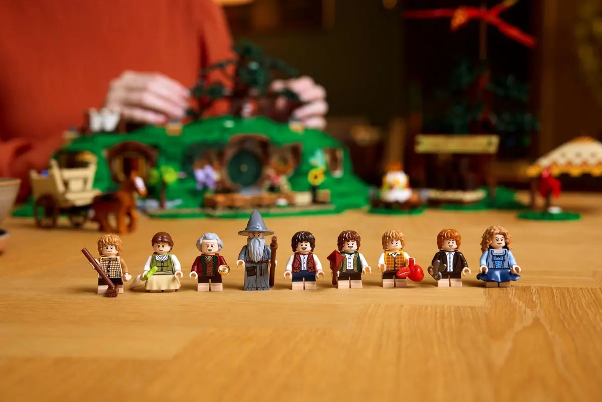 LEGO Icons 10354 The Lord of the Rings: The Shire set, image 4