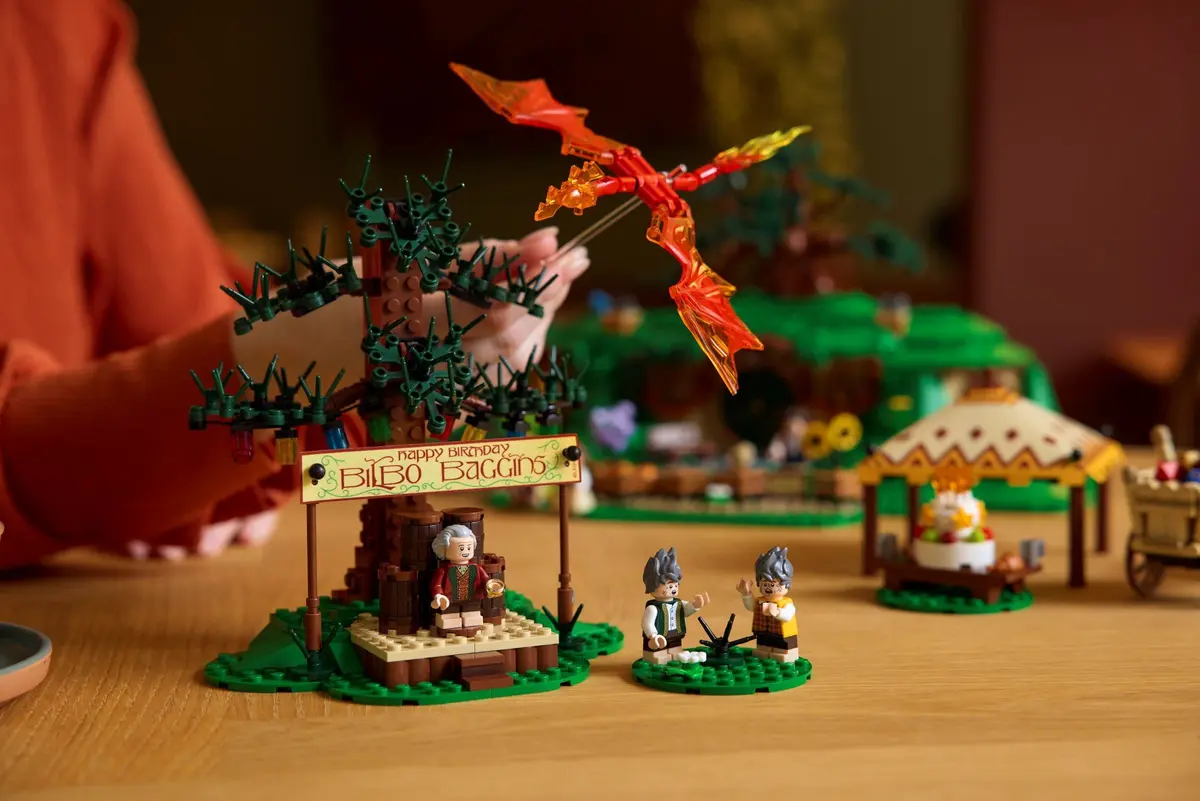 LEGO Icons 10354 The Lord of the Rings: The Shire set, image 5