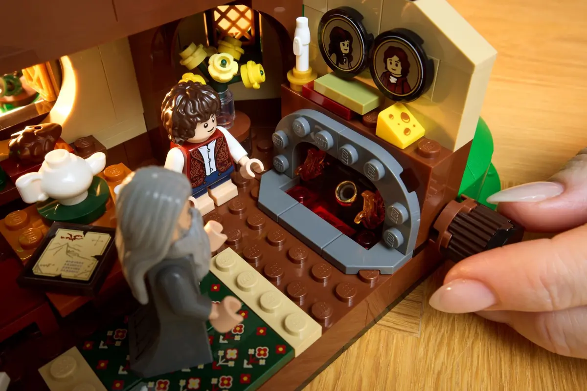 LEGO Icons 10354 The Lord of the Rings: The Shire set, image 7