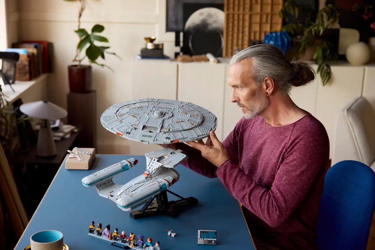 LEGO Icons 10356 Star Trek: U.S.S. Enterprise NCC-1701-D set, image 7