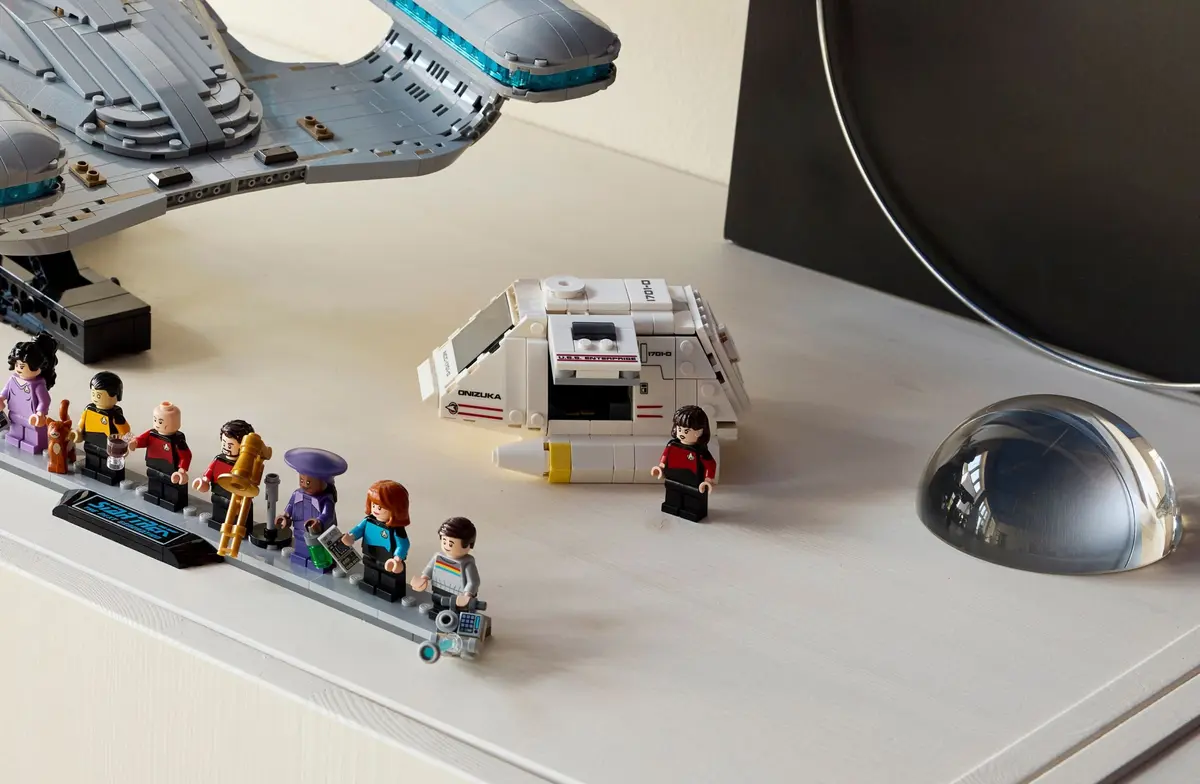 LEGO Icons 10356 Star Trek: U.S.S. Enterprise NCC-1701-D set, image 9
