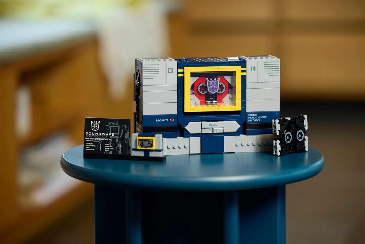 LEGO Icons 10358 Transformers: Soundwave set, image 11