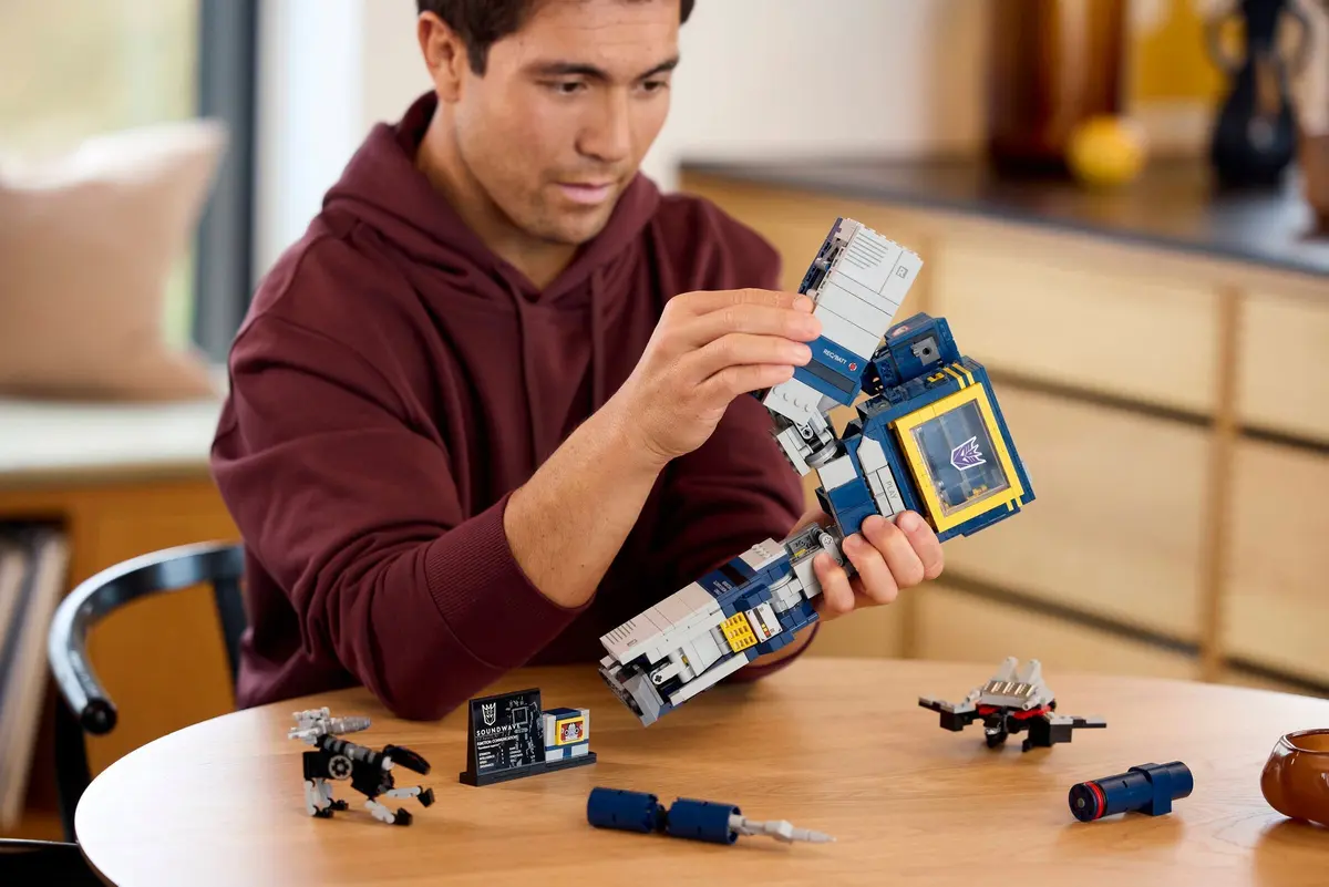 LEGO Icons 10358 Transformers: Soundwave set, image 6