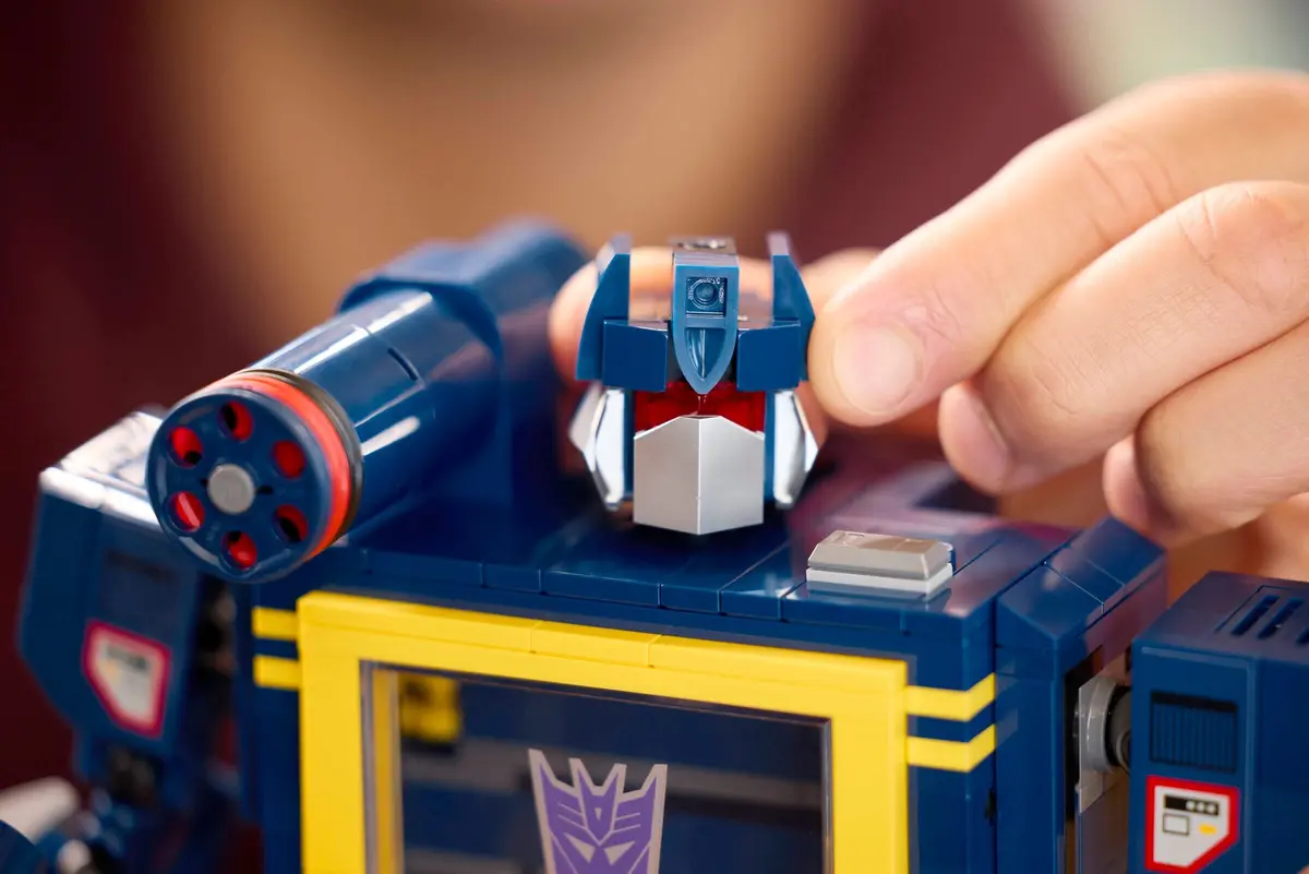 LEGO Icons 10358 Transformers: Soundwave set, image 8