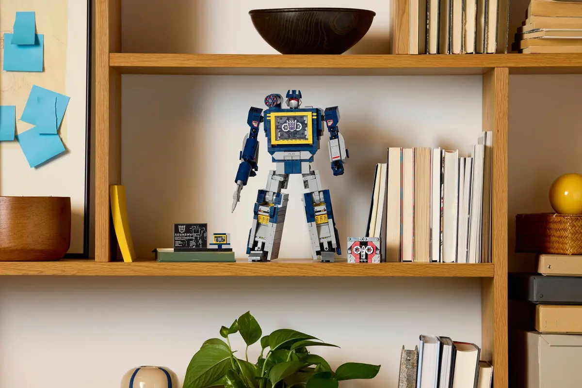 LEGO Icons 10358 Transformers: Soundwave set, image 10