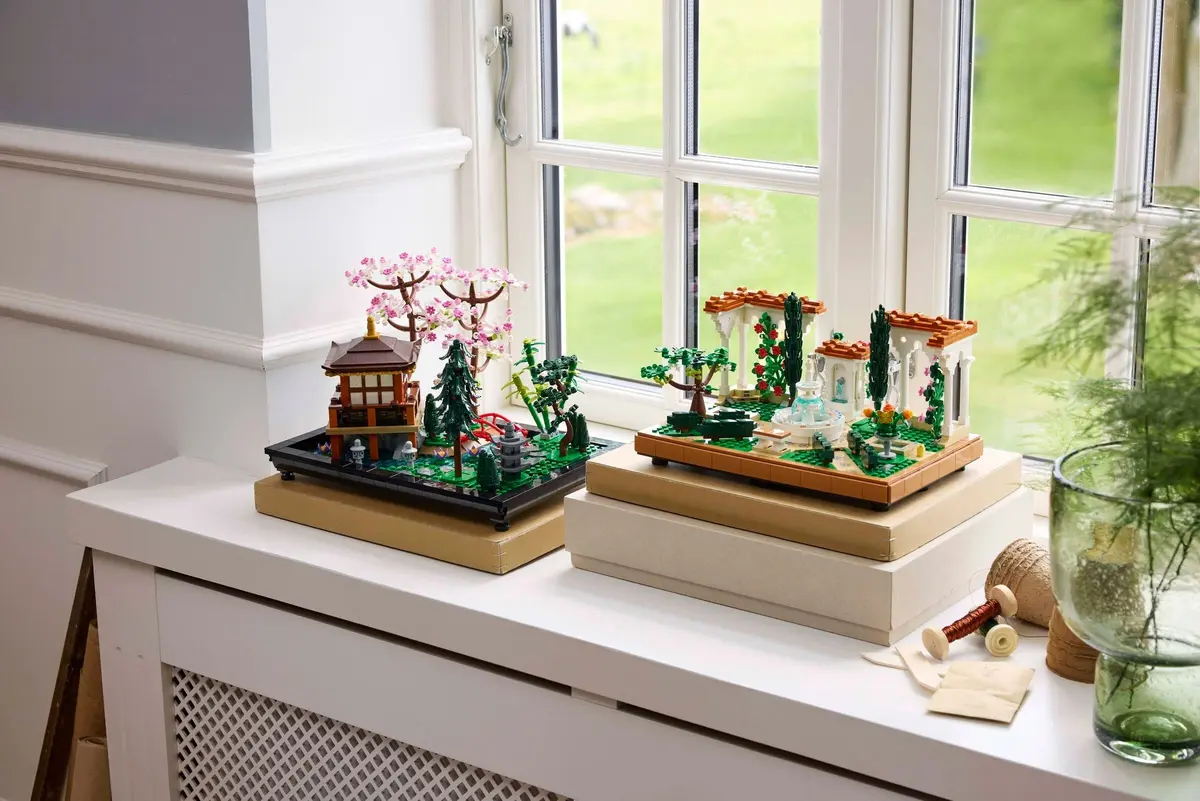 LEGO Icons 10359 Fountain Garden set, image 2