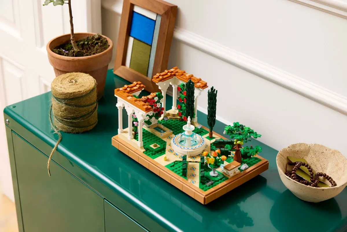 LEGO Icons 10359 Fountain Garden set, image 8