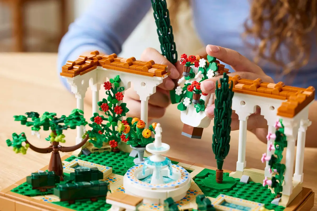 LEGO Icons 10359 Fountain Garden set, image 5