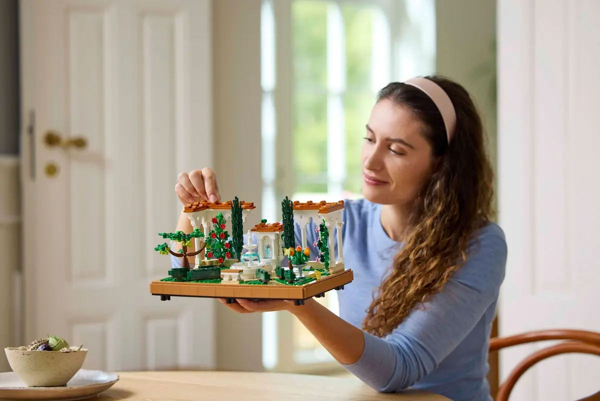 LEGO Icons 10359 Fountain Garden set, image 7