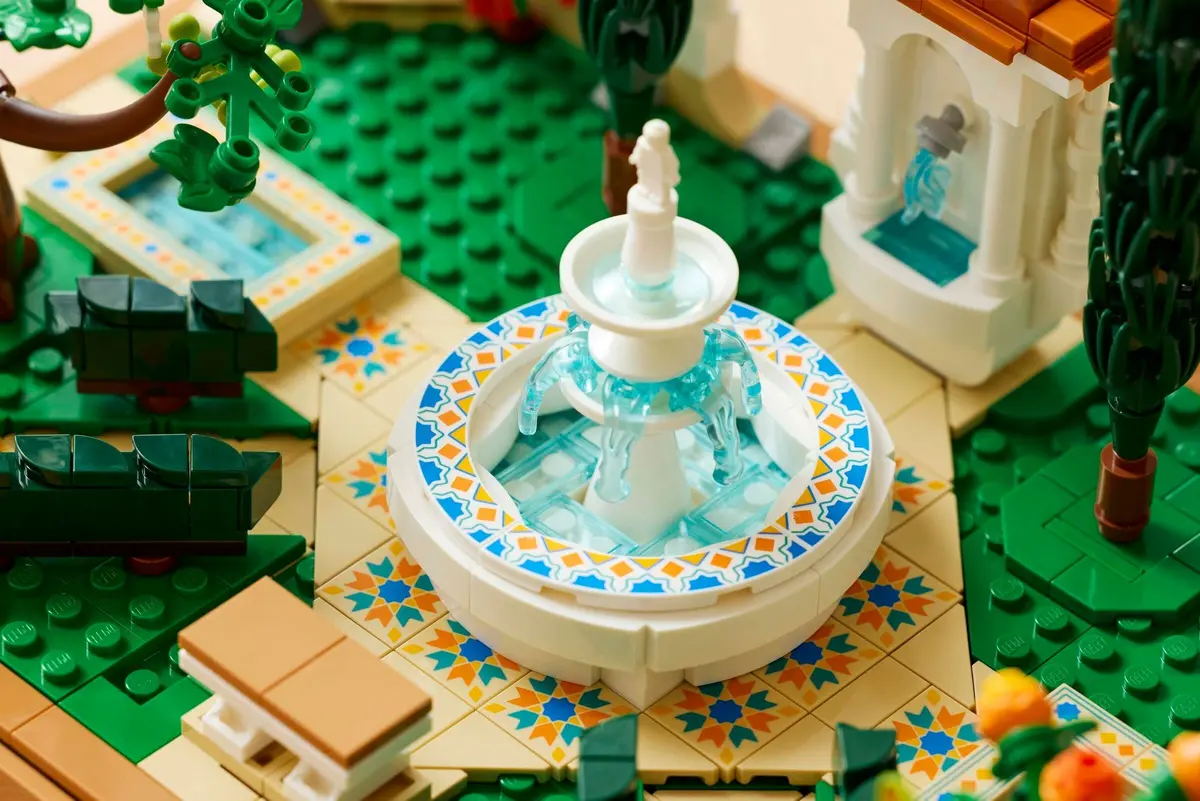 LEGO Icons 10359 Fountain Garden set, image 6