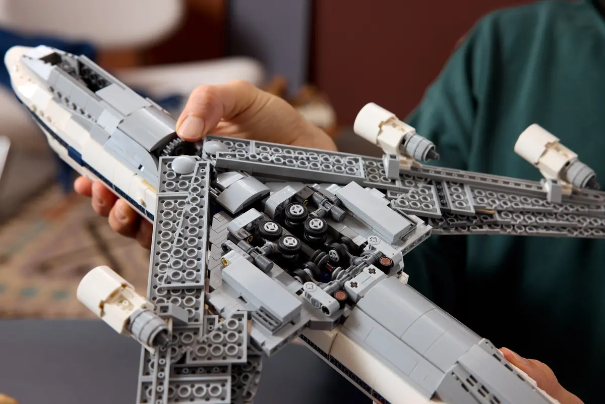 LEGO Icons 10360 Shuttle Carrier Aircraft set, image 6