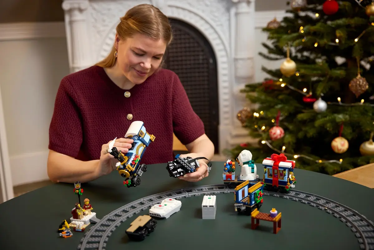 LEGO Icons 10361 Holiday Express Train set, image 2