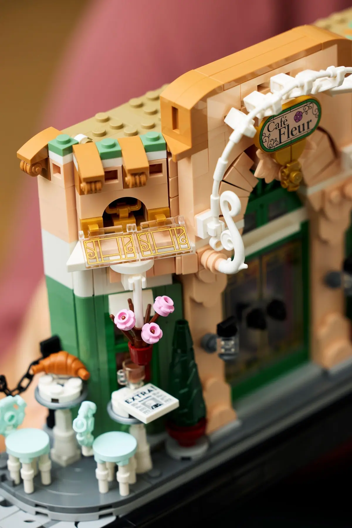 LEGO Icons 10362 French Café set, image 5